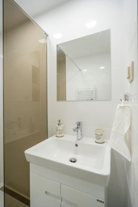 Top Location Central New & Spacious 3 Bdr Apt Medical Academy Sofía Exterior foto